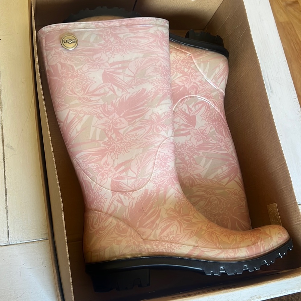 UGG Women's Baby Pink Flower Rain Boots US Size 8 new with box